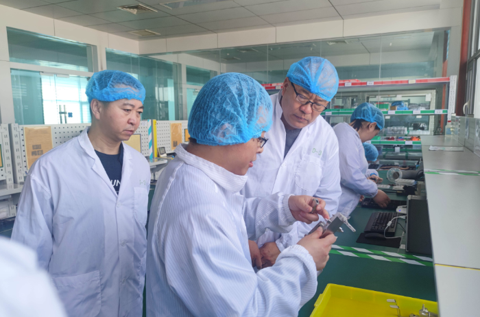 圖為檢查組在一家企業(yè)檢查醫(yī)療器械生產(chǎn)設(shè)備配備。