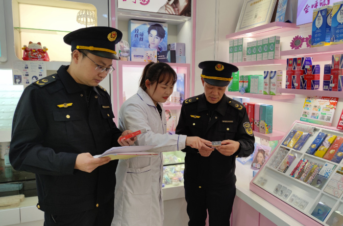 圖為3月10日，該局執(zhí)法人員在一家眼鏡店檢查隱形眼鏡標(biāo)簽標(biāo)識(shí)。