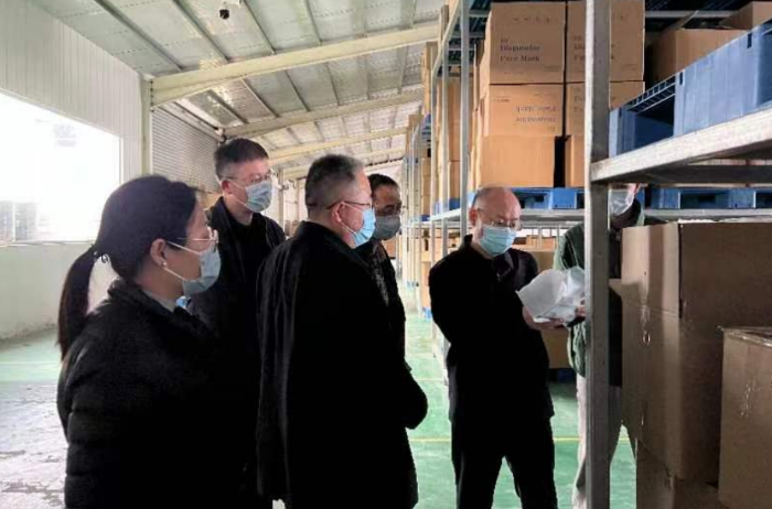 圖為該局執(zhí)法人員在一家一類醫(yī)療器械生產(chǎn)企業(yè)查看車間庫房布局。