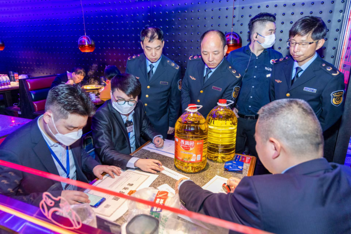 省局組織開展3·15食品安全“你點我檢”現(xiàn)場抽檢活動。