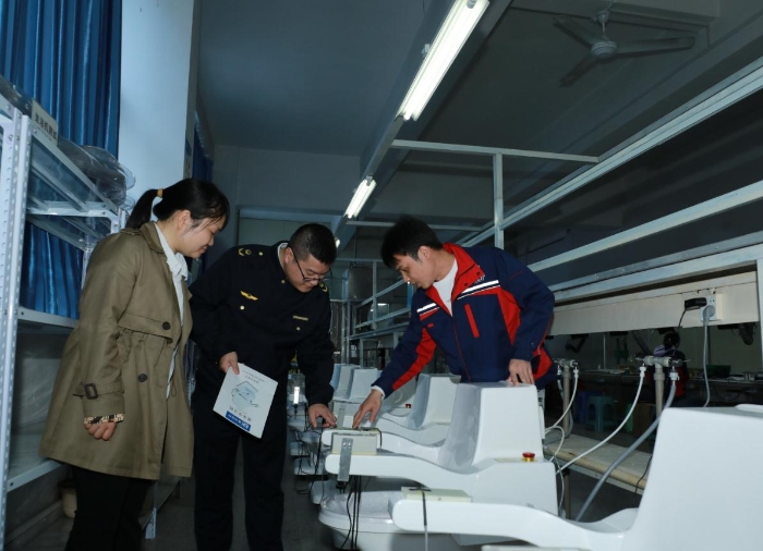 專項整治行動中監(jiān)管人員在產(chǎn)品功能測試現(xiàn)場檢查(程奇 攝) 專項整治行動中監(jiān)管人員在產(chǎn)品功能測試現(xiàn)場檢查(程奇 攝)