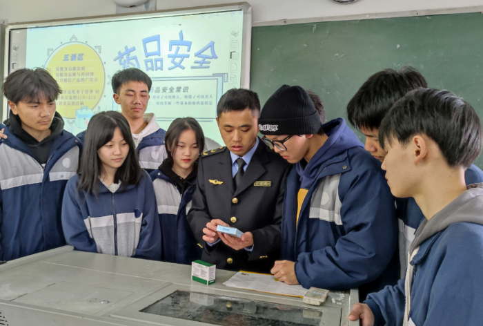 圖為該局工作人員給南豐一家學校的師生講解藥品安全知識。