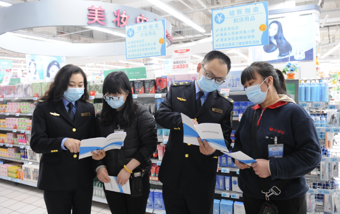 圖為該局執(zhí)法人員在一家大型商超化妝品專(zhuān)柜向經(jīng)營(yíng)者宣講。