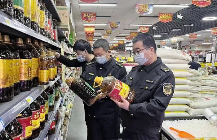 圖為該局執(zhí)法人員在一家超市檢查食用植物油包裝標(biāo)簽標(biāo)識(shí)。