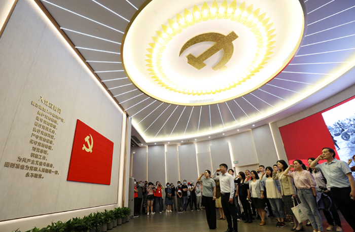 黨員在上海中共一大紀(jì)念館里重溫入黨誓詞（2021年6月3日攝）。新華社記者 劉穎 攝