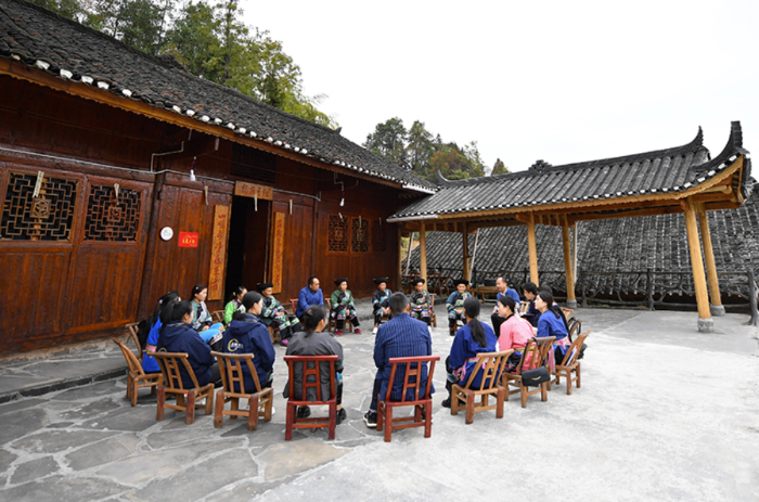 這是2022年11月15日拍攝的湖南省花垣縣十八洞村“院壩小講堂”活動(dòng)現(xiàn)場(chǎng)。新華社記者 陳振海 攝