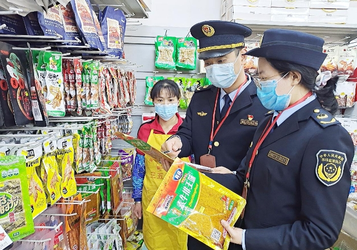 圖為4月5日該局執(zhí)法人員正在一鄉(xiāng)鎮(zhèn)校園周邊商店檢查“辣條”。