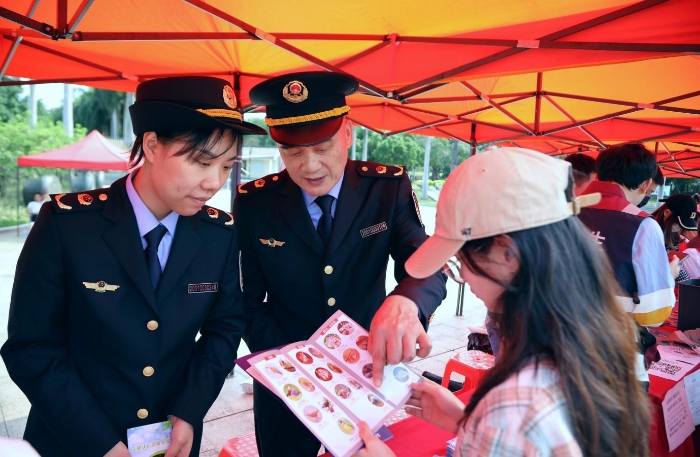 南寧市市場監(jiān)管局工作人員向消費者普及食品等安全知識。（何正君 攝）