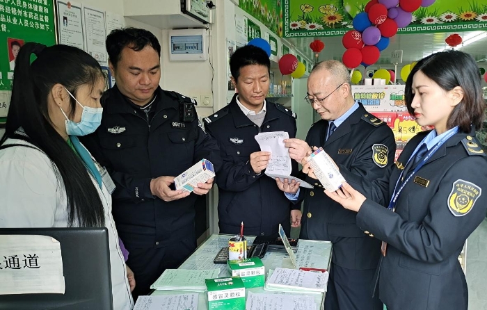 圖為4月6日該縣聯(lián)合執(zhí)法人員正在一家藥品檢查。