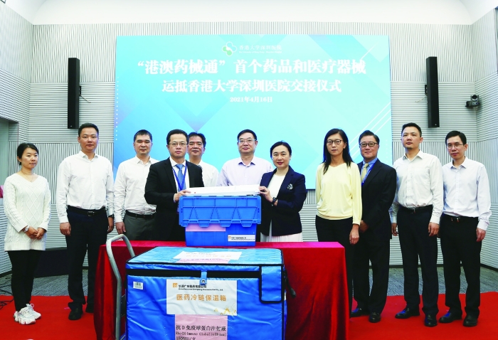 圖為2021年4月16日，通過“港澳藥械通”政策進(jìn)口的首個藥品“抗D免疫球蛋白注射液”和首個醫(yī)療器械“磁力可控延長鈦棒”運抵香港大學(xué)深圳醫(yī)院。圖片由廣東省藥監(jiān)局提供