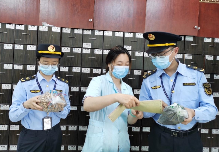 圖為執(zhí)法人員對(duì)中藥飲片進(jìn)行現(xiàn)場(chǎng)檢查。