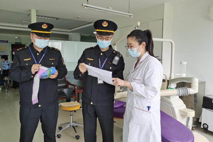 圖為執(zhí)法人員對(duì)醫(yī)療器械進(jìn)行抽樣