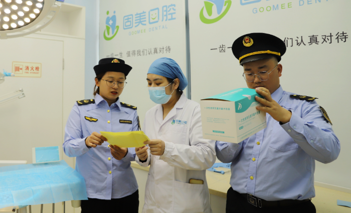 圖為5月5日，渝水區(qū)市場(chǎng)監(jiān)管局執(zhí)法人員在一家口腔診所檢查藥械使用情況。