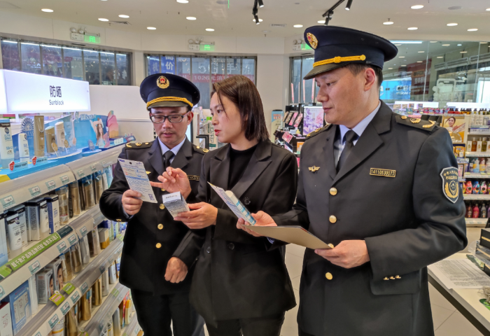 圖為該局執(zhí)法人員在一家化妝品專賣店檢查防曬霜質(zhì)量。