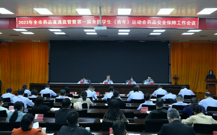 圖為藥品零售連鎖企業(yè)代表在會上作表態(tài)發(fā)言。