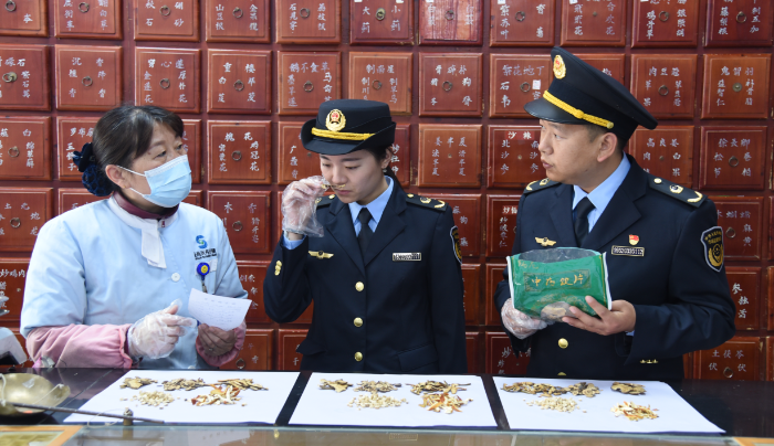 圖為該局執(zhí)法人員在一家藥店檢查中藥飲片質(zhì)量情況。