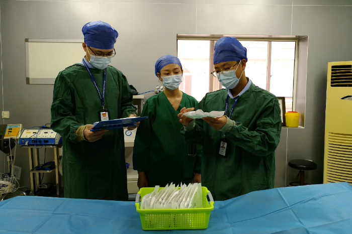 圖為該局執(zhí)法人員在一家醫(yī)療機構(gòu)檢查藥械使用情況。