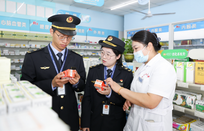 圖為該局執(zhí)法人員在一家藥店檢查藥品質(zhì)量。