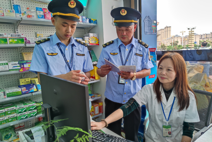 圖為5月16日，該局執(zhí)法人員在一家藥店檢查涉疫藥品質(zhì)量。