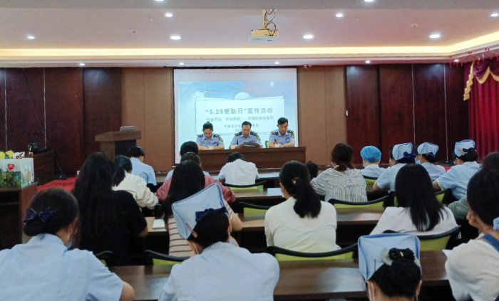 圖為該局執(zhí)法人員在一家醫(yī)療機構宣傳化妝品標簽標識相關知識現(xiàn)場。