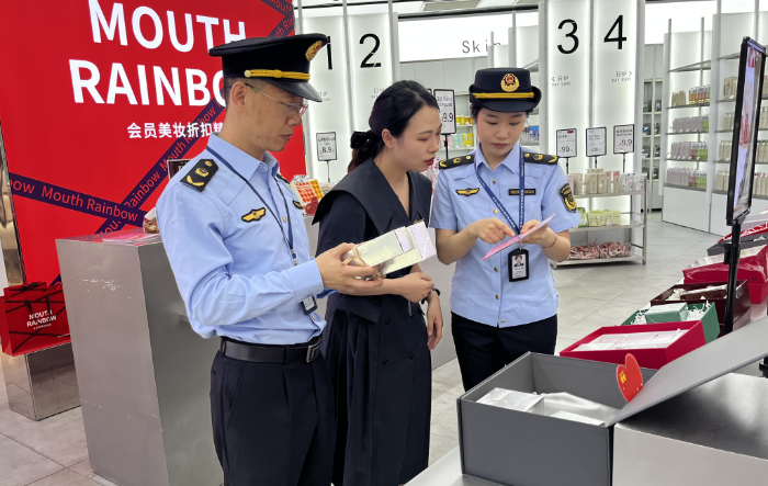 圖為該局執(zhí)法人員在一家化妝品商行檢查化妝品標(biāo)簽。