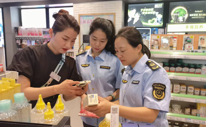 圖為該局執(zhí)法人員在一家化妝品專營店開展檢查并指導(dǎo)工作人員操作化妝品監(jiān)管APP。