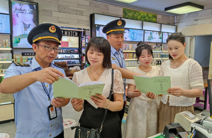 圖為該局執(zhí)法人員在一家化妝品專賣店向經(jīng)營者及消費(fèi)者講解化妝品安全知識(shí)。