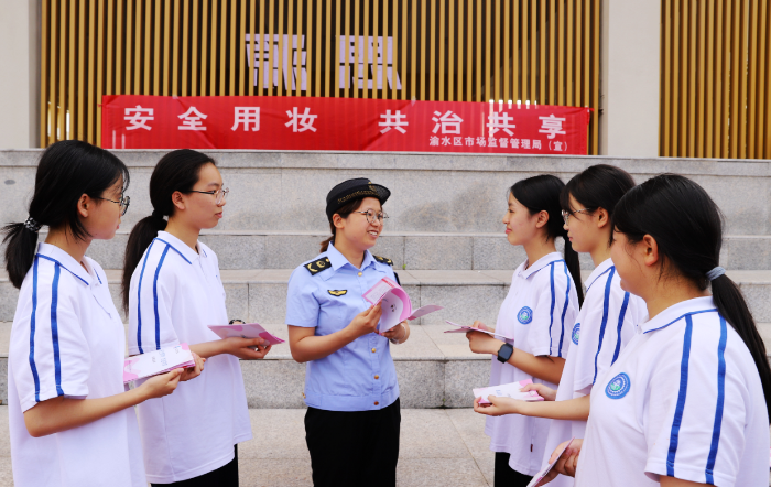 圖為5月24日，該局工作人員在渝水二中向?qū)W生們講解化妝品相關(guān)知識(shí)。