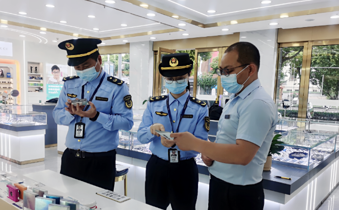 圖為該局執(zhí)法人員在一家眼鏡店對(duì)三類醫(yī)療器械進(jìn)行現(xiàn)場檢查。