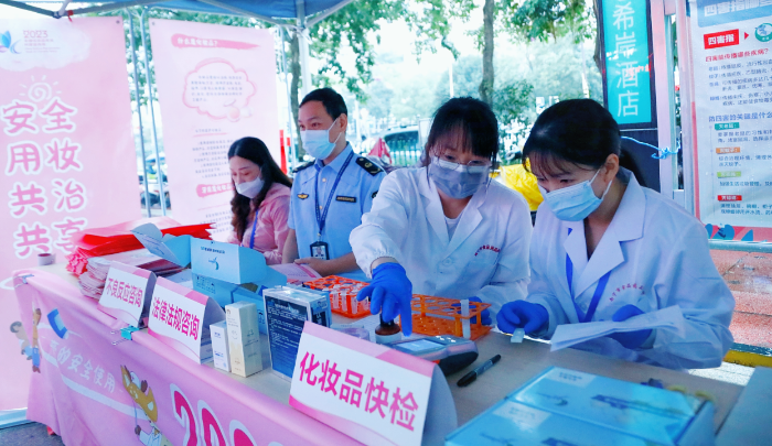 圖為南寧市食品藥品檢驗(yàn)所工作人員現(xiàn)場(chǎng)為群眾開展化妝品快檢展示。