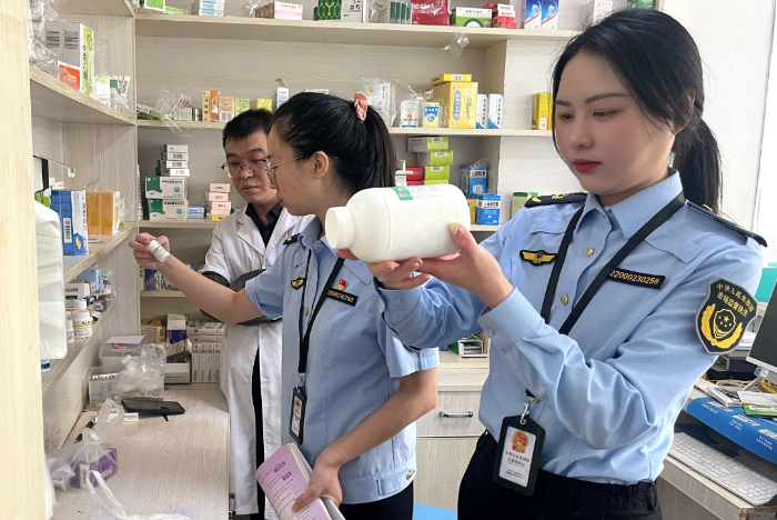 圖為5月24日，該局義和街道市場監(jiān)管所執(zhí)法人員在一家醫(yī)療機構(gòu)檢查藥品質(zhì)量和進貨來源。