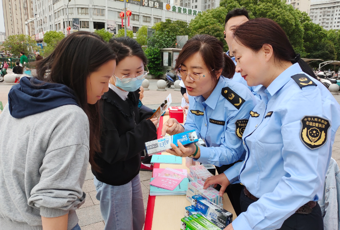 圖為該局工作人員正在向公眾講解牙膏安全使用知識。