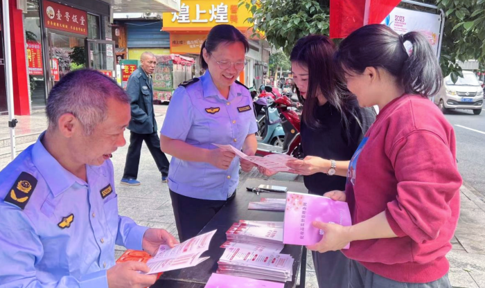 圖為該局工作人員向群眾講解化妝品安全知識。