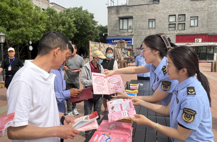 圖為該局監(jiān)管人員向社區(qū)居民發(fā)放化妝品科普手冊(cè)。