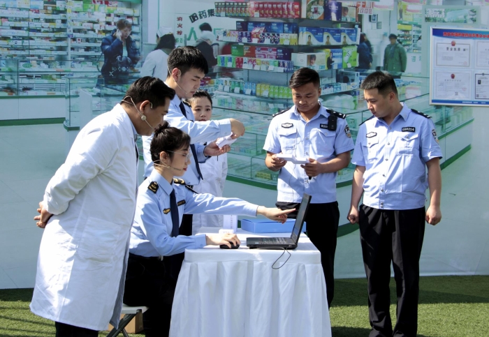 圖為演練現(xiàn)場灞橋區(qū)市場監(jiān)管局聯(lián)合公安灞橋分局對涉事藥品企業(yè)展開調(diào)查、抽檢并對可疑藥品進行封存。（賀一辰 攝）