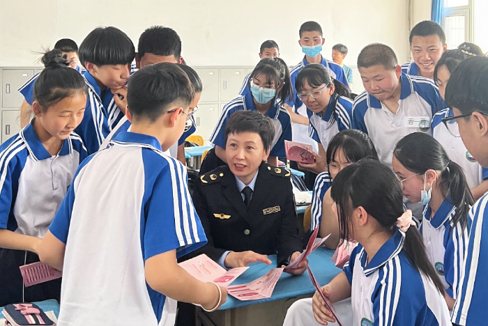 圖為該局工作人員在一所學(xué)校向?qū)W生宣傳化妝品使用知識(shí)。