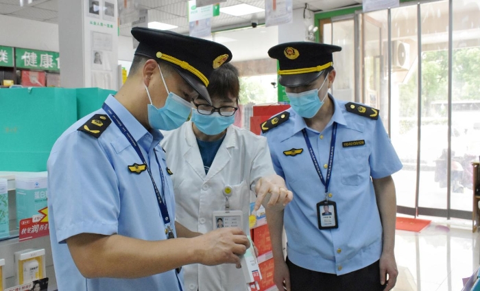 圖為該局執(zhí)法人員正在轄區(qū)內(nèi)一家藥店檢查核對(duì)相關(guān)藥品銷售信息。