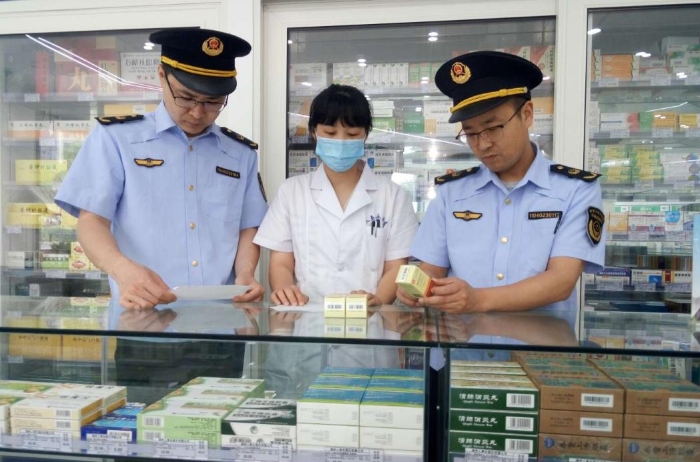 圖為該局執(zhí)法人員對轄區(qū)內一家藥店進行執(zhí)法檢查。