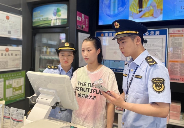 圖為該局執(zhí)法人員在一家超市的化妝品銷售柜臺(tái)進(jìn)行檢查。