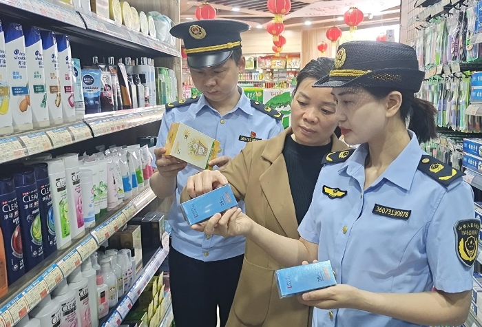 圖為6月12日該局執(zhí)法人員正在一商場(chǎng)檢查防曬類(lèi)化妝品。