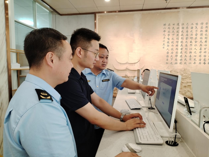 岳陽(yáng)頒發(fā)全省首張企業(yè)開辦“一網(wǎng)通辦”聯(lián)辦證照