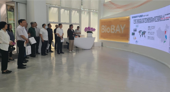 圖為調(diào)研組參觀(guān)蘇州生物醫(yī)藥產(chǎn)業(yè)園區(qū)。（殷芝 攝）