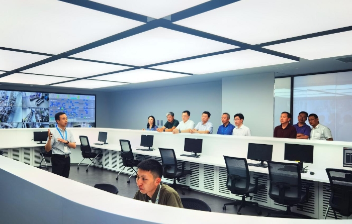 圖為各地藥品監(jiān)管部門(mén)相關(guān)人員和專(zhuān)家參觀(guān)調(diào)研信達(dá)生物生產(chǎn)大樓。（高銘華 攝）