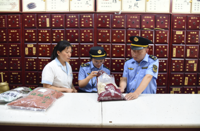 圖為該局執(zhí)法人員在一家藥品零售企業(yè)檢查在售中藥飲片質(zhì)量。
