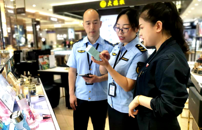 圖為該局執(zhí)法人員在一家商場檢查化妝品標識情況。