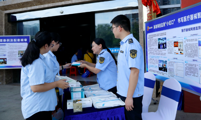 圖為該局工作人員向群眾講解如何查看醫(yī)療器械經營資質、購買合格產品以及正確使用醫(yī)療器械等知識。