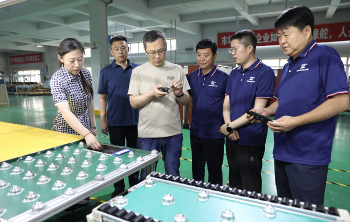 圖為調(diào)研組幫扶指導(dǎo)企業(yè)健全質(zhì)量管理體系建設(shè)。（葉陽歡攝）