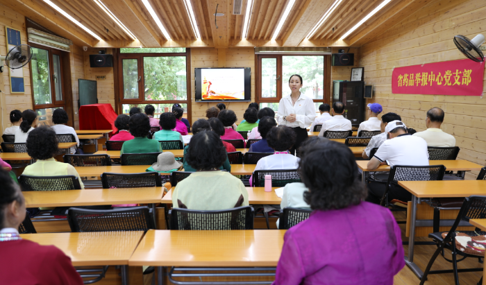 圖為工作人員為社區(qū)居民進(jìn)行科普講座。（葉陽歡攝）