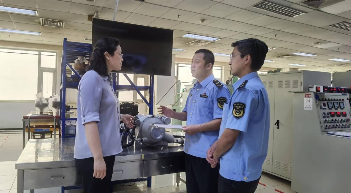 圖為7月11日，第一分局監(jiān)管人員到公司了解產(chǎn)品注冊(cè)、生產(chǎn)情況。（記者王曉冬 攝）