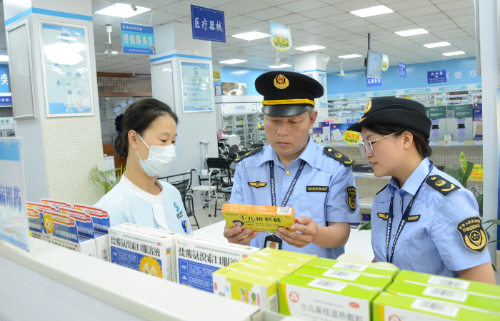 圖為該局執(zhí)法人員在一家藥品經(jīng)營(yíng)企業(yè)檢查兒童用藥銷(xiāo)售購(gòu)進(jìn)情況。